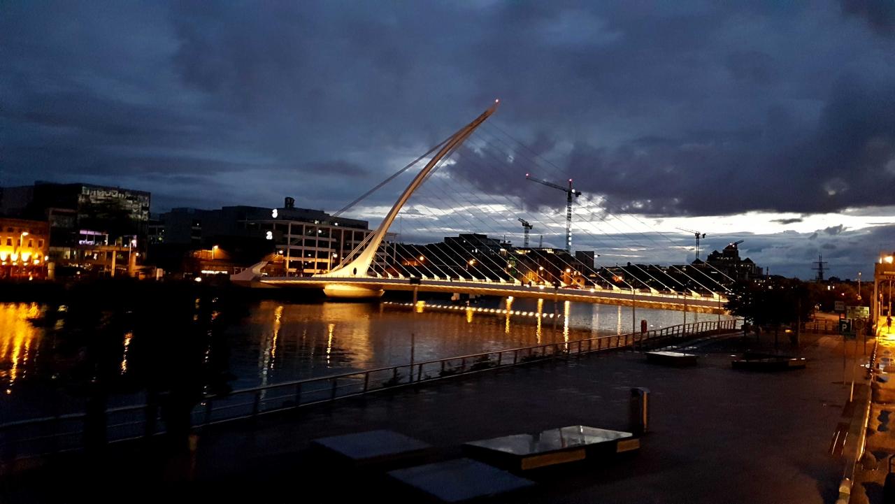 le pont Samuel Beckett de nuit