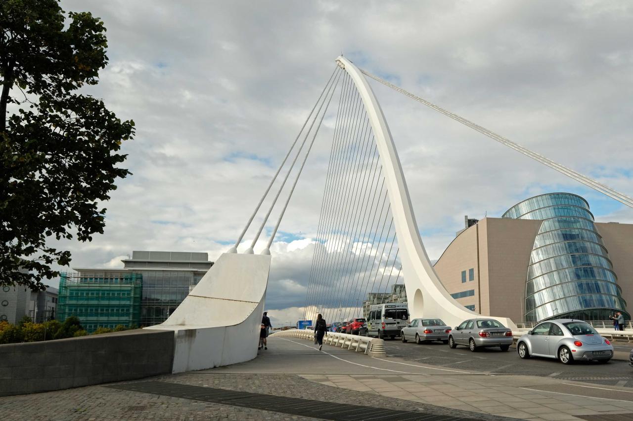 Samuel Beckett Bridge, une harpe géante, pont à haubans, tournant, pont routier