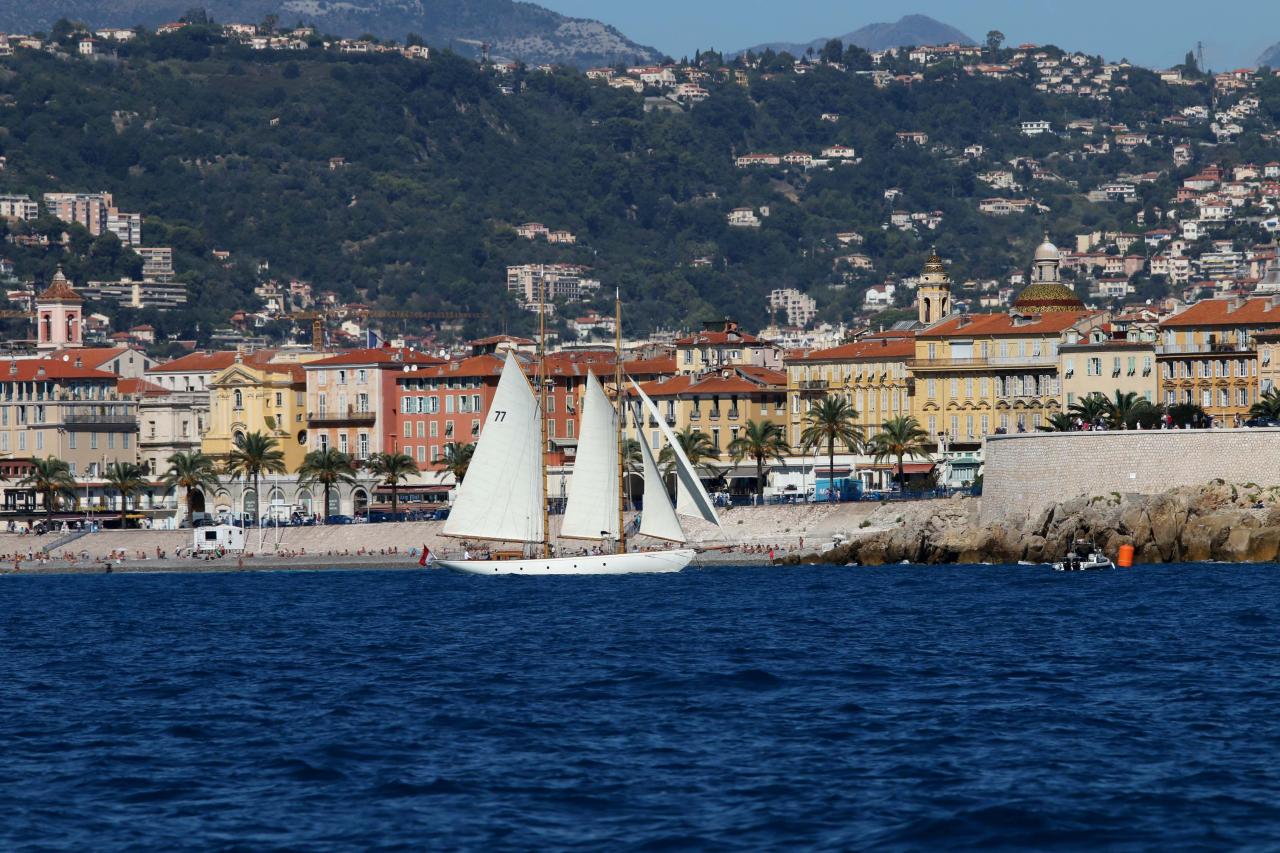 et toutes voiles dehors devant la promenade des Anglais à Nice