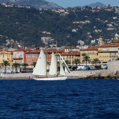 et toutes voiles dehors devant la promenade des Anglais à Nice