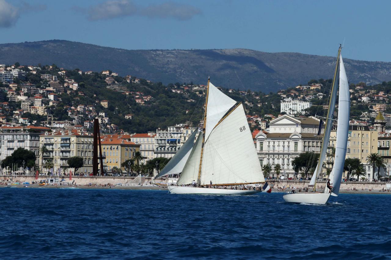 et toutes voiles dehors devant la promenade des Anglais