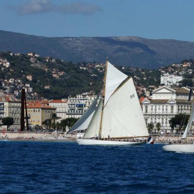 et toutes voiles dehors devant la promenade des Anglais