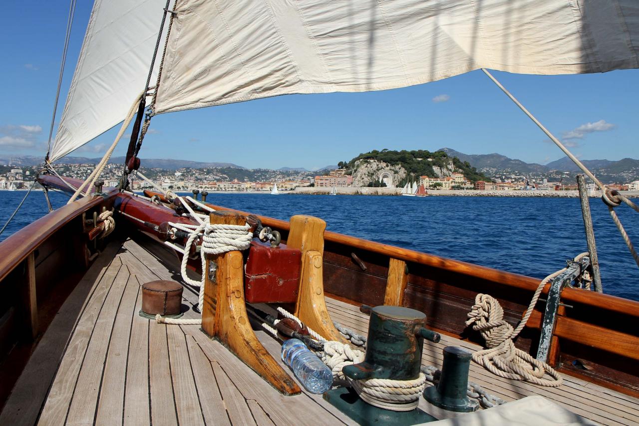 et toutes voiles dehors devant la promenade des Anglais à Nice