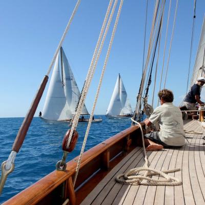 et toutes voiles dehors devant la promenade des Anglais