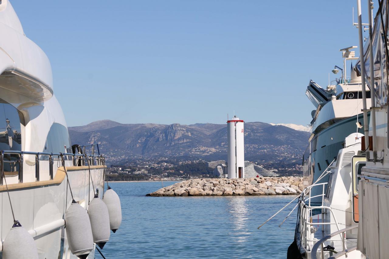 Port Vauban, son entrée et la vue magnifique sur les Alpes du sud