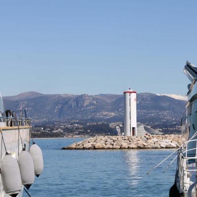 Port Vauban, son entrée et la vue magnifique sur les Alpes du sud