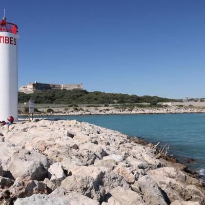 Port Vauban, son entrée et la vue magnifique sur les Alpes du sud