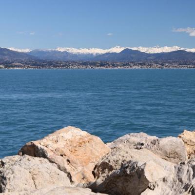 Port Vauban, son entrée et la vue magnifique sur les Alpes du sud