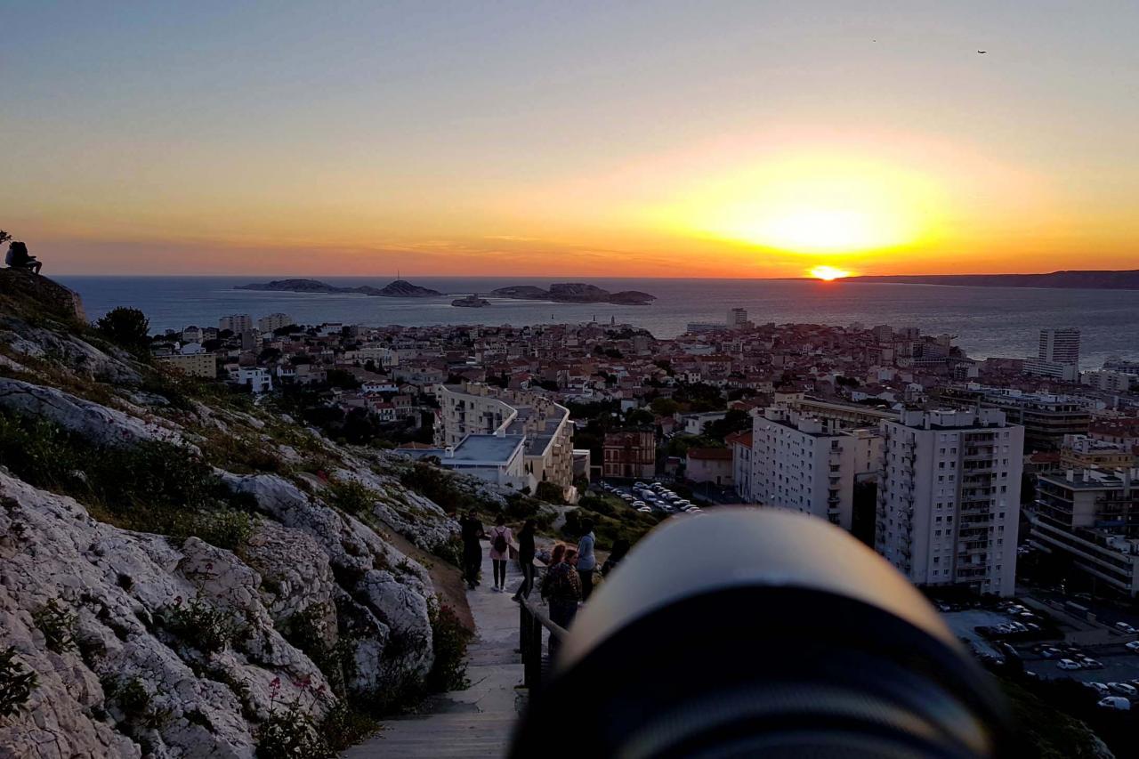 Coucher de soleil sur Marseille et les îles du Frioul (vu de la Bonne Mère)