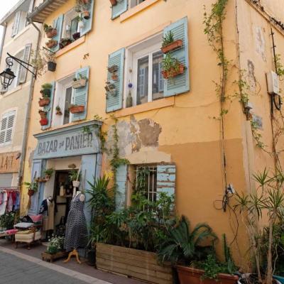 petit Montmartre marseillais » avec ses boutiques d’artisanat