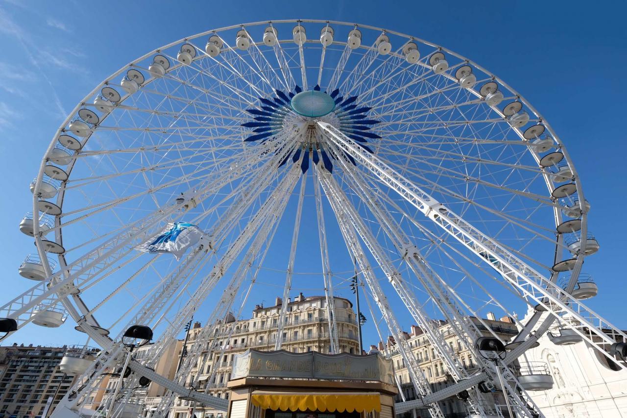 Haute de 55m elle a sa place sur le vieux port