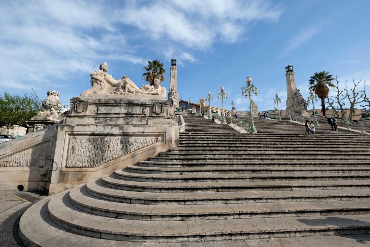 le célèbre escalier style 1900 : 105 marches