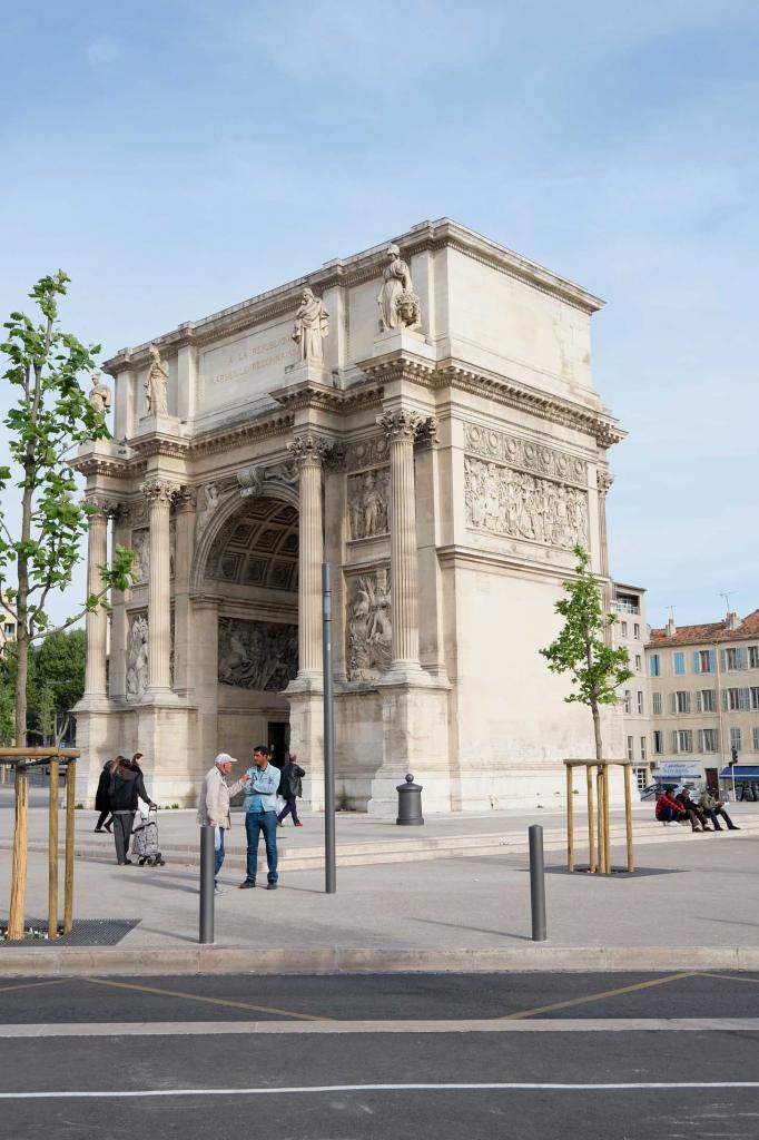 devait servir de jalon au carrefour des routes d'Aix et de Rome