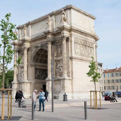 devait servir de jalon au carrefour des routes d'Aix et de Rome