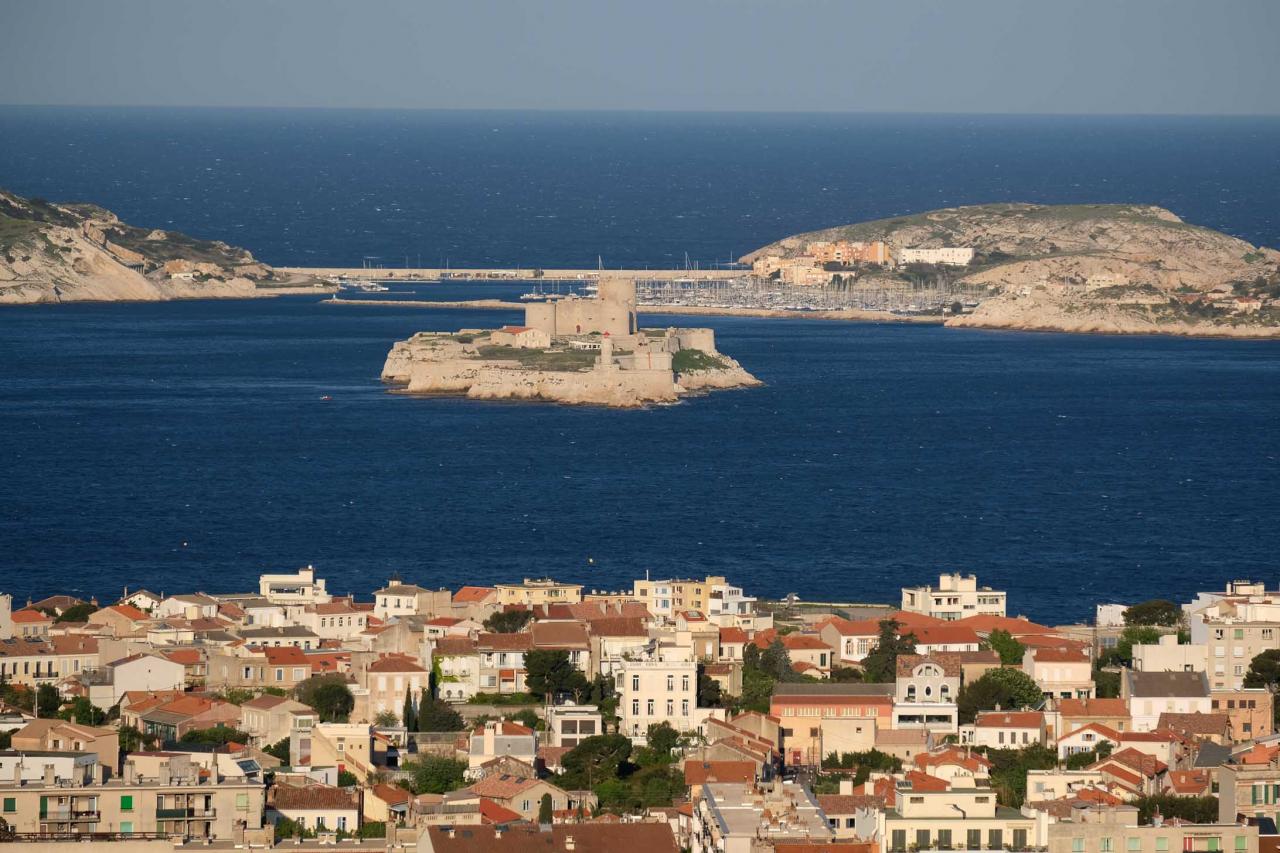 Les îles du Frioul vues de la Bonne Mère et le Chateau d'If en 1er plan