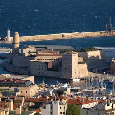 la sortie du vieux port avec le Fort St Jean et le Mucem