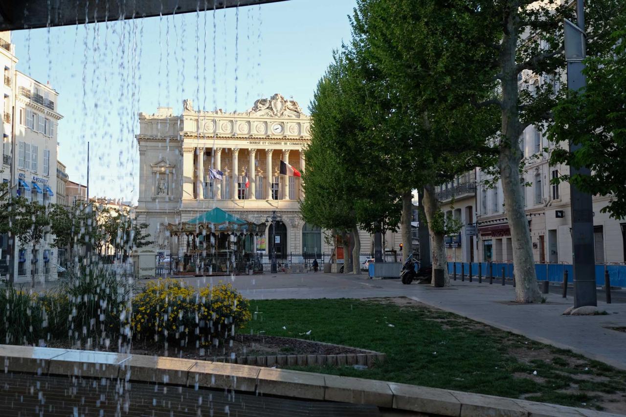 Marseille place de Gaulle non loin du vieux port et de la rue piétonne