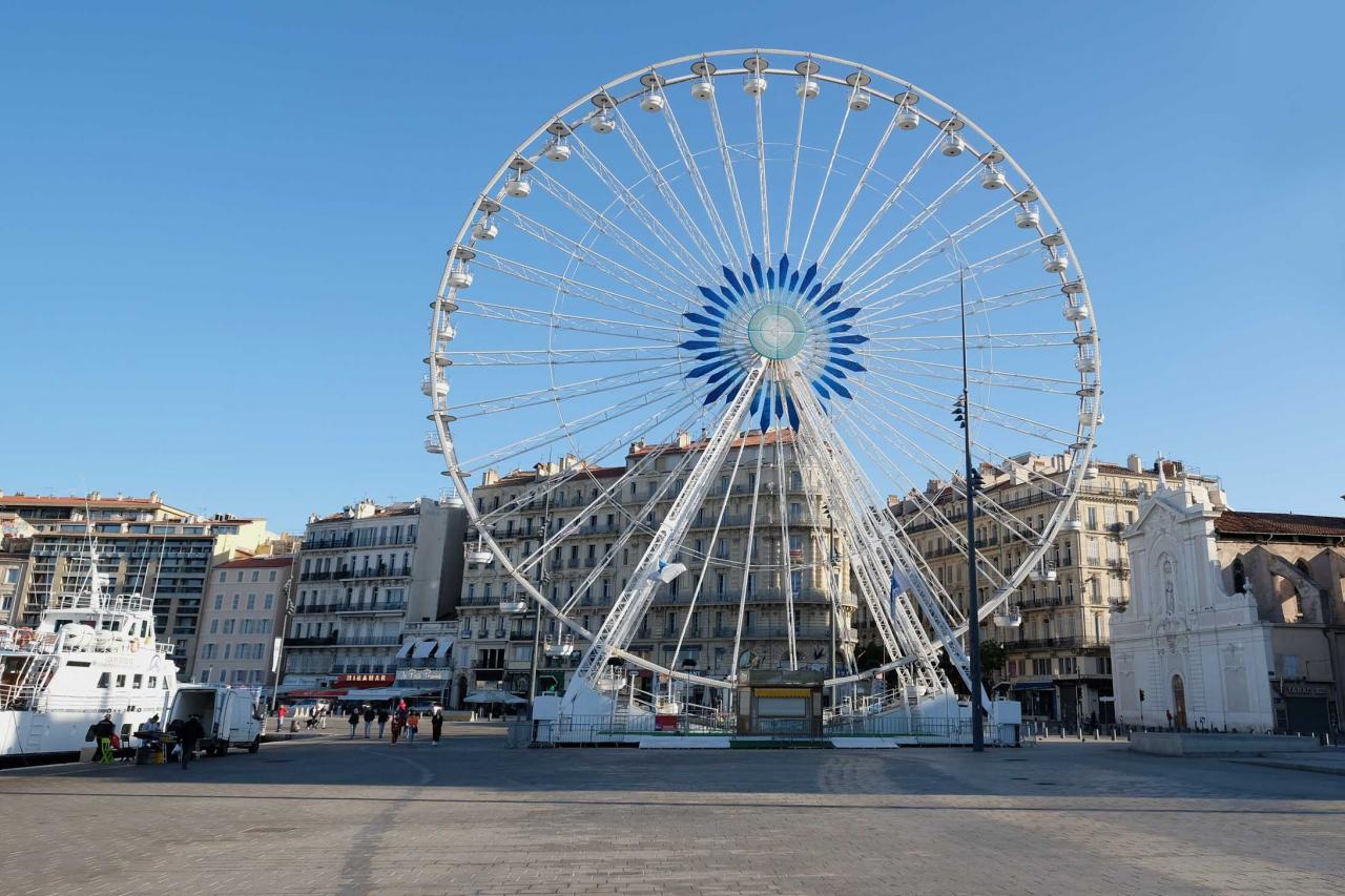 La Grande Roue est installée sur le Quai de la Fraternité au Vieux Port