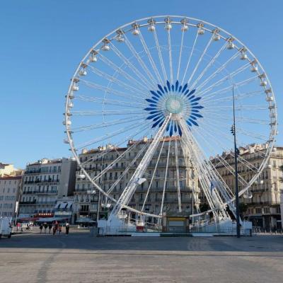 La Grande Roue est installée sur le Quai de la Fraternité au Vieux Port