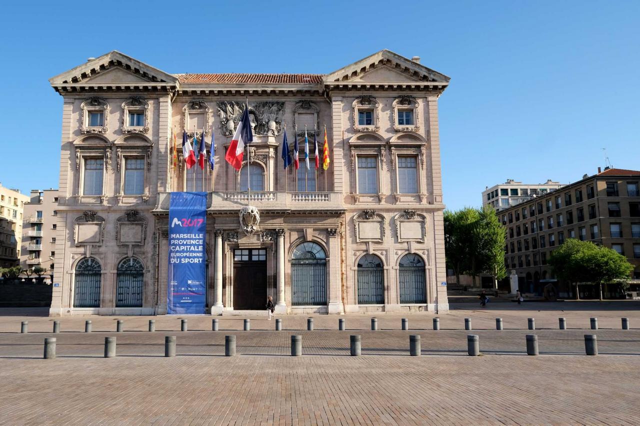 L'hotel de ville, immeuble du XVII siècle, sur la rive droite du vieux port