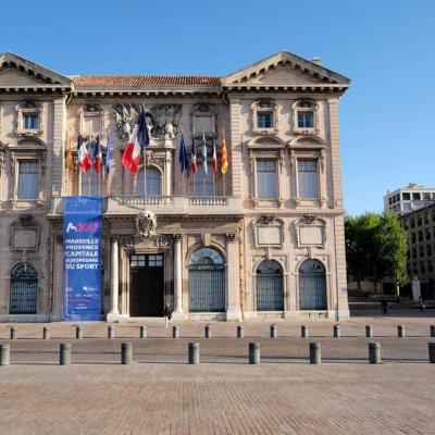 L'hotel de ville, immeuble du XVII siècle, sur la rive droite du vieux port