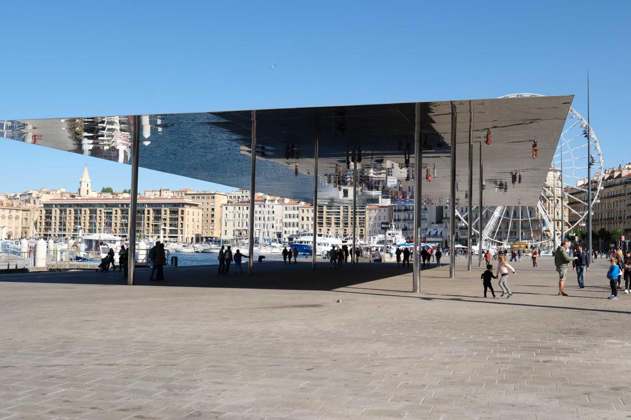 Le grand miroir de plus 1.000 m2 (46 m de long par 22 m) sur le vieux port