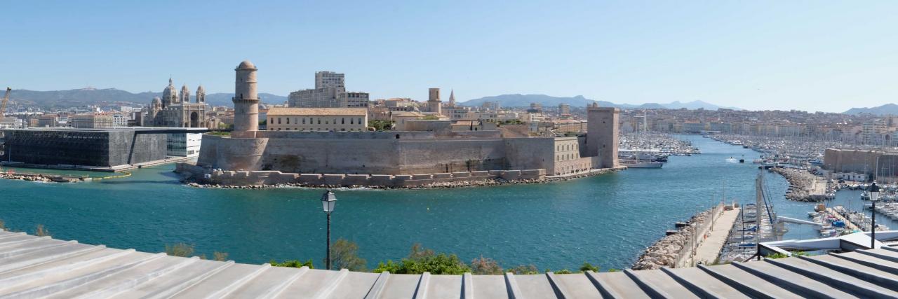 Vue magnifique sur l'entrée du Vieux Port, du Mucem et le Fort St Jean