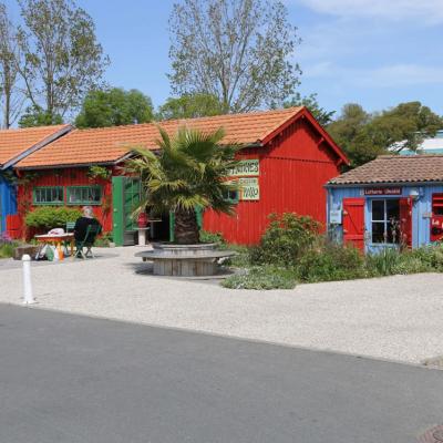 L'île d'Oléron, à marée basse, dommage, et ses cabanes colorées