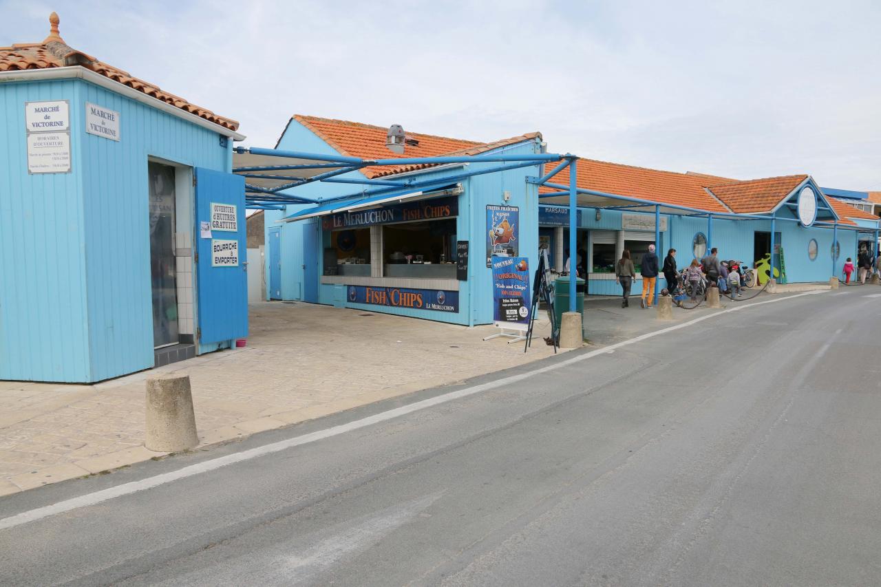 La Cotinière l'unique port de l'île avec une centaine de chalutiers