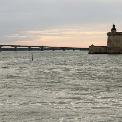 En attendant le coucher du soleil sur le pont, il n'est que 19h !