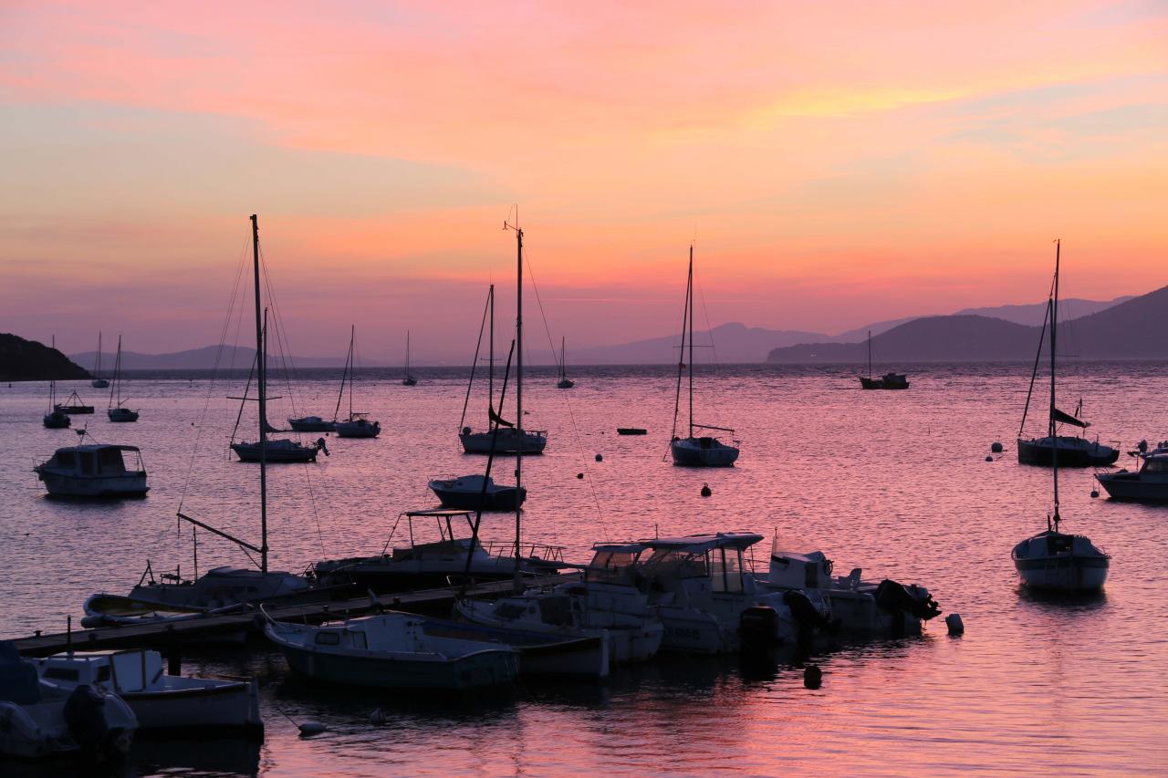 Coucher de soleil sur le port des barques (presqu'île de Giens)