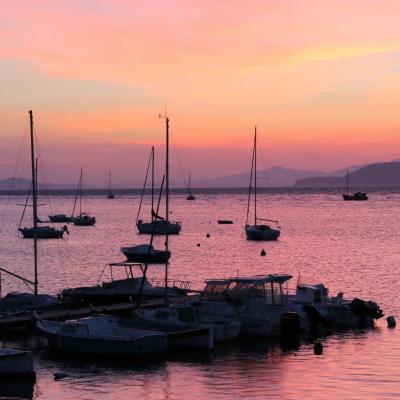 Coucher de soleil sur le port des barques (presqu'île de Giens)