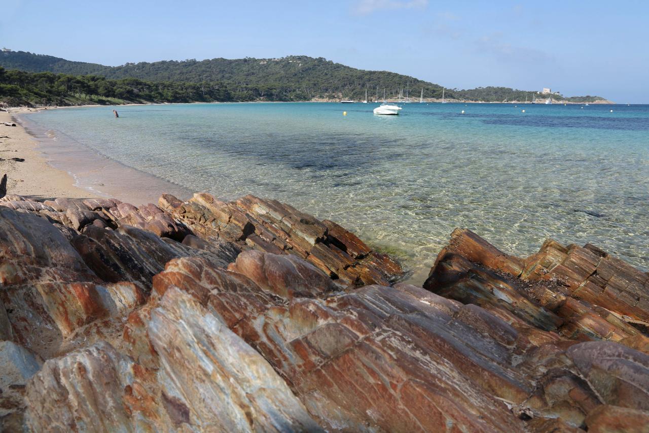 Plage Notre Dame une des plus belles de Porquerolles, au nord de l'île