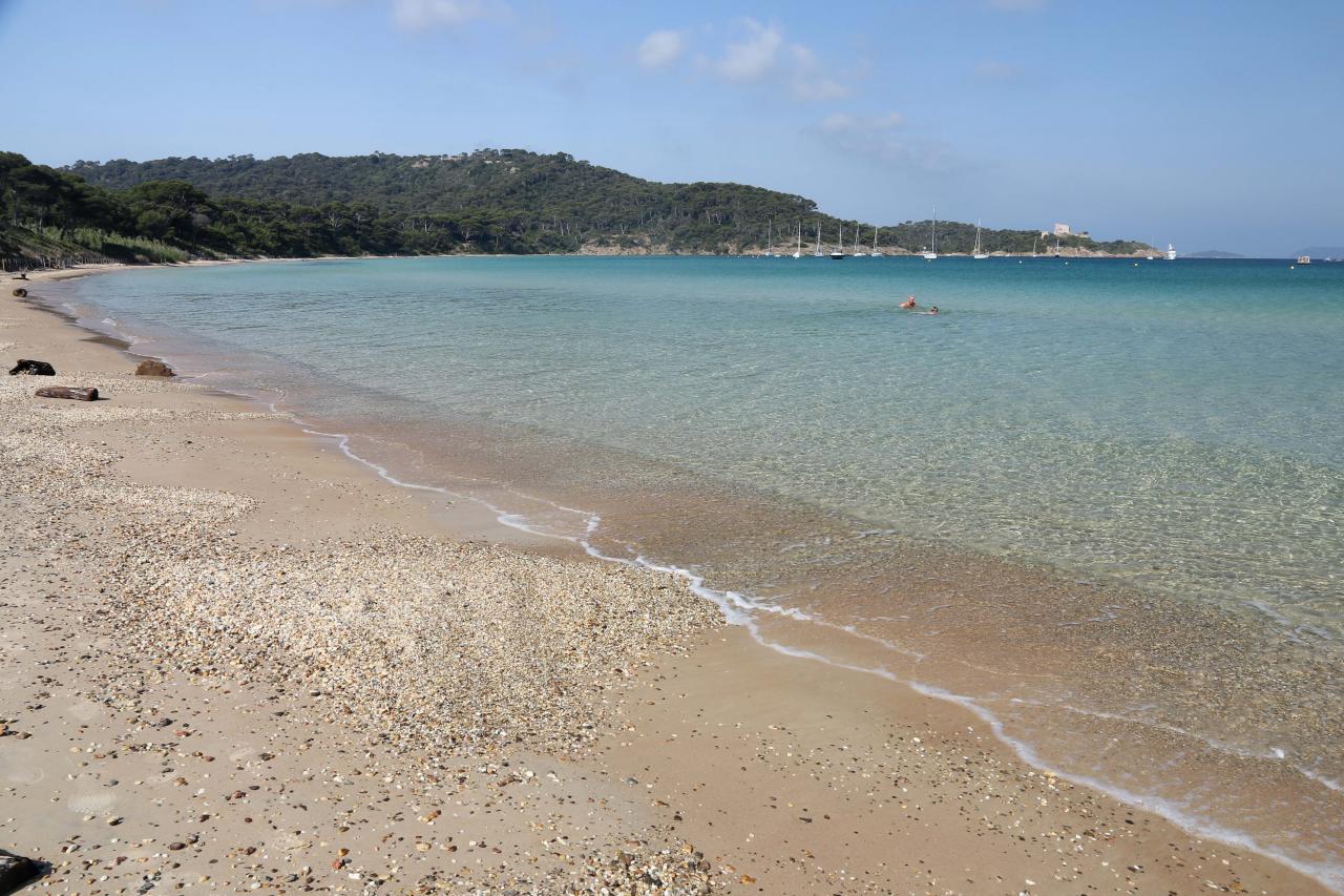 Plage Notre Dame une des plus belles de Porquerolles, au nord de l'île