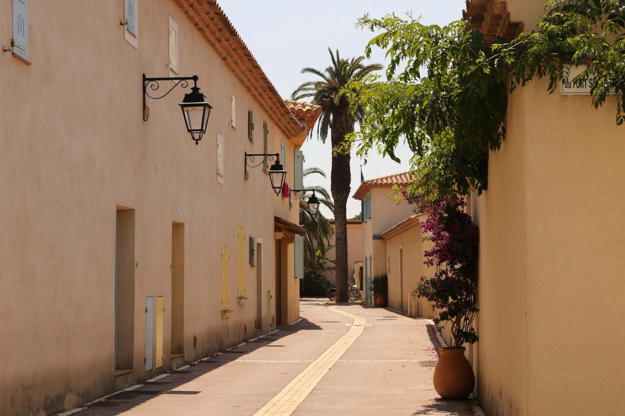 Porquerolles - Le village et ses maisons fleuries