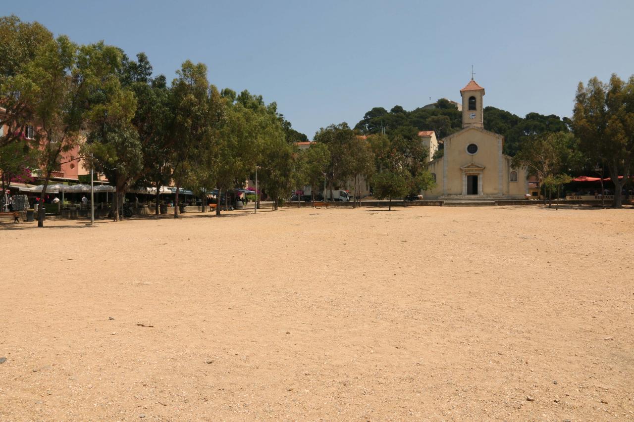 Porquerolles - Le village et ses maisons fleuries