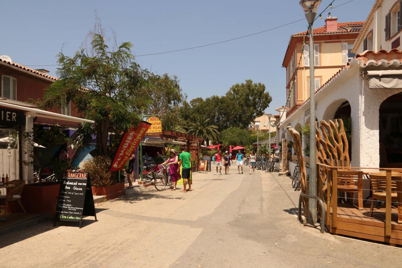 Porquerolles - Le village et ses maisons fleuries