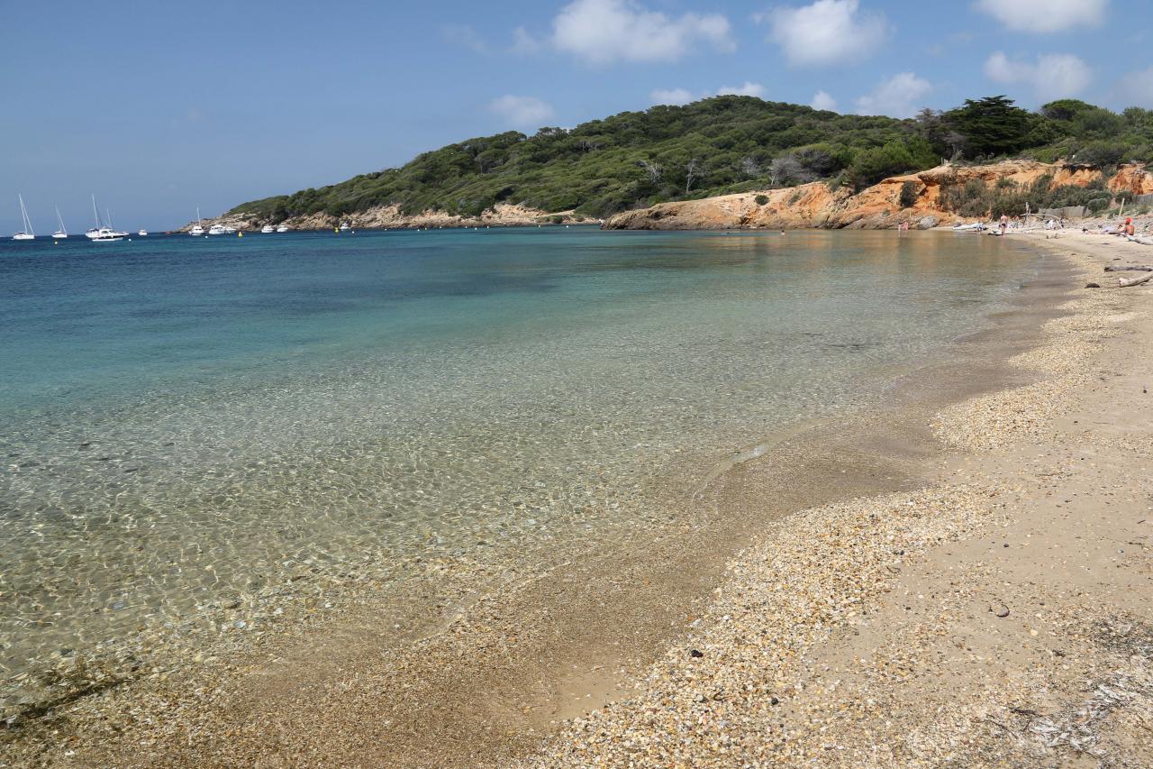 Fort et plage du Langoustier (côte ouest de Porquerolles)