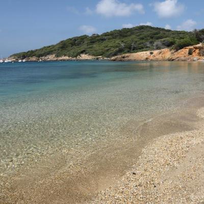 Fort et plage du Langoustier (côte ouest de Porquerolles)