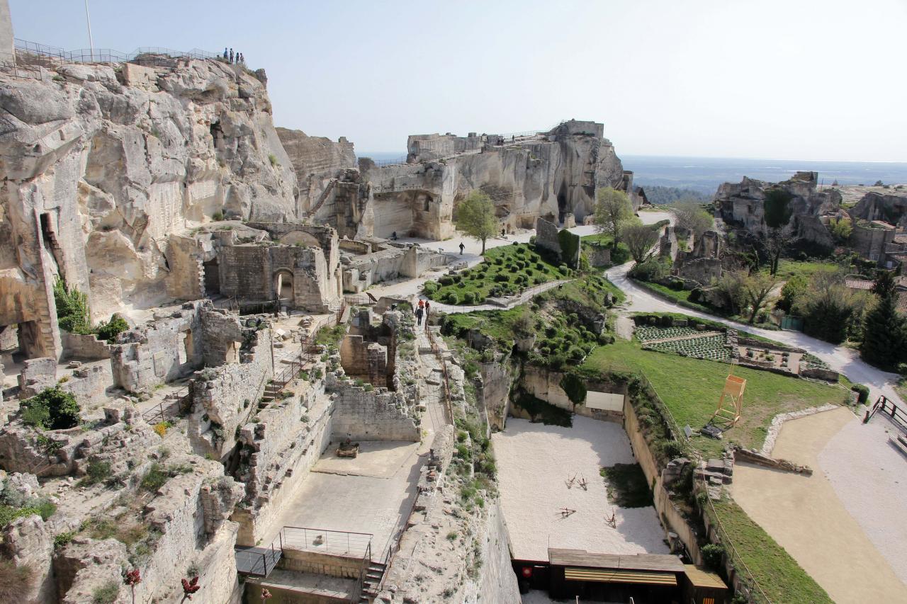 Les Baux-de-Provence un jour de mistral en avril, sans la foule !