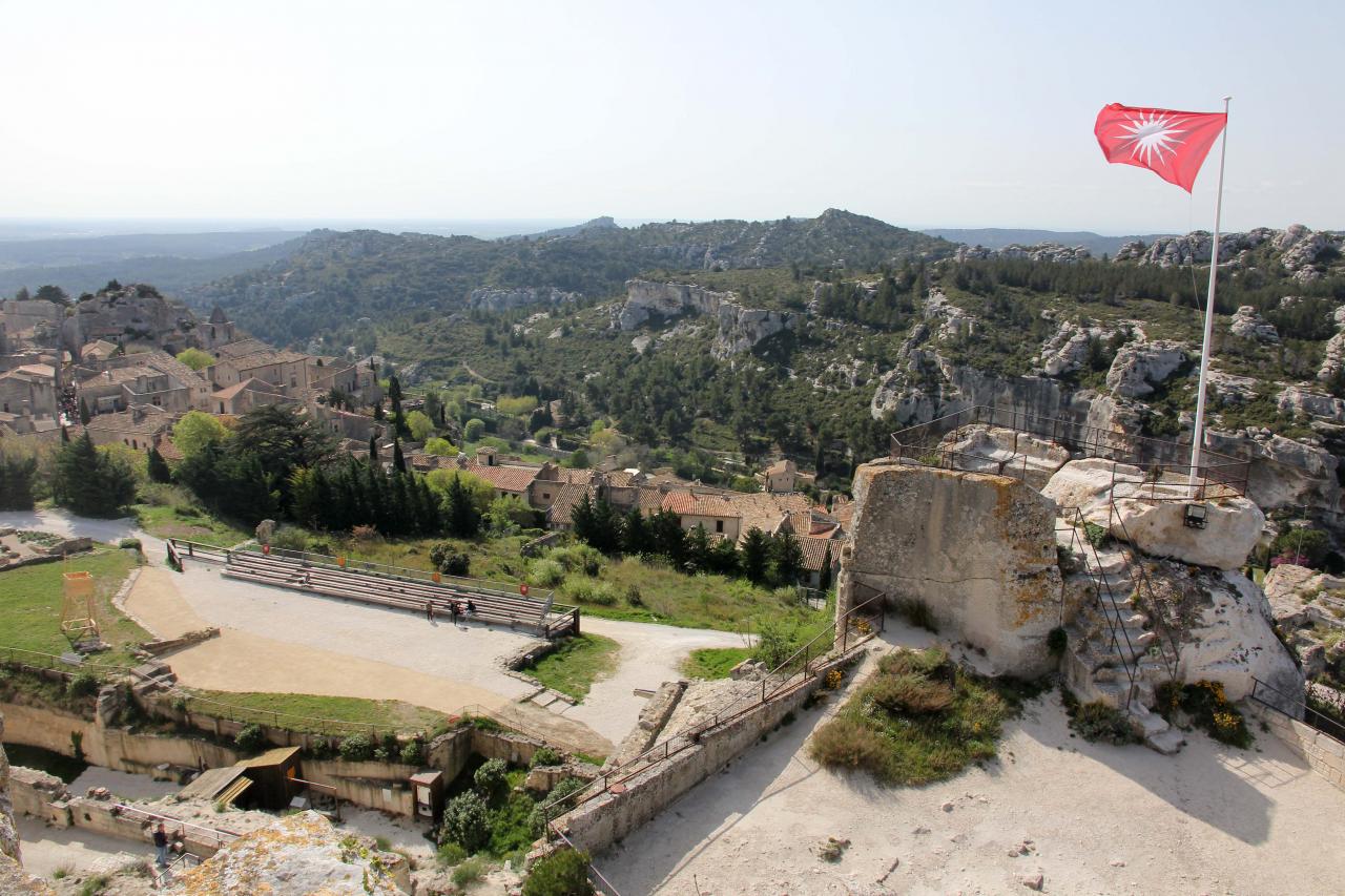 Les Baux-de-Provence un jour de mistral en avril, sans la foule !