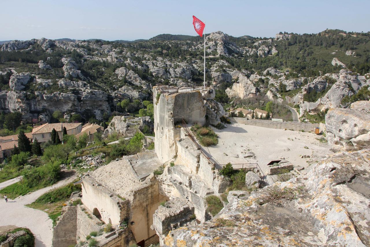 Les Baux-de-Provence un jour de mistral en avril, sans la foule !