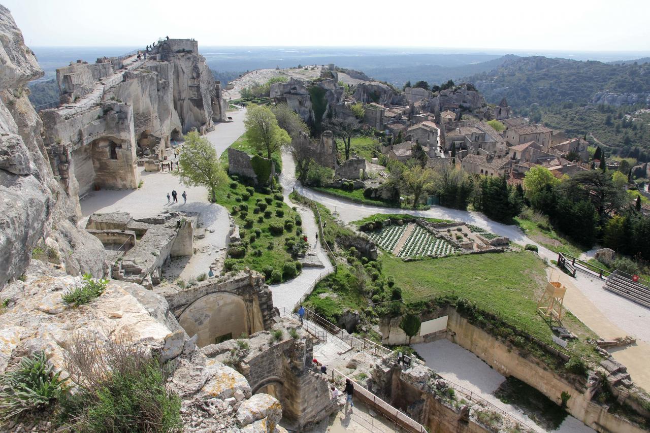 Les Baux-de-Provence un jour de mistral en avril, sans la foule !