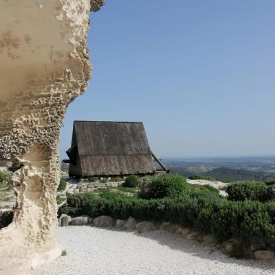 Les Baux-de-Provence un jour de mistral en avril, sans la foule !