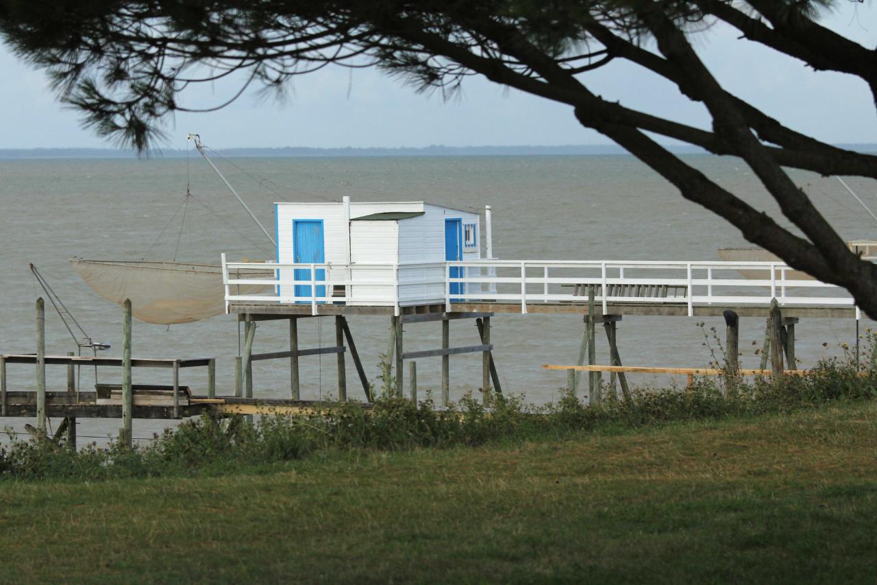 Port des Barques face à Fouras et relié par une passe à l'île Madame