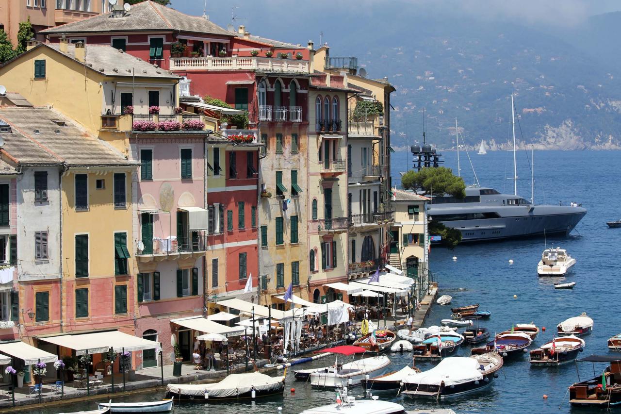 Les façades colorées et peintes en trompe l'oeil font le charme de ce port