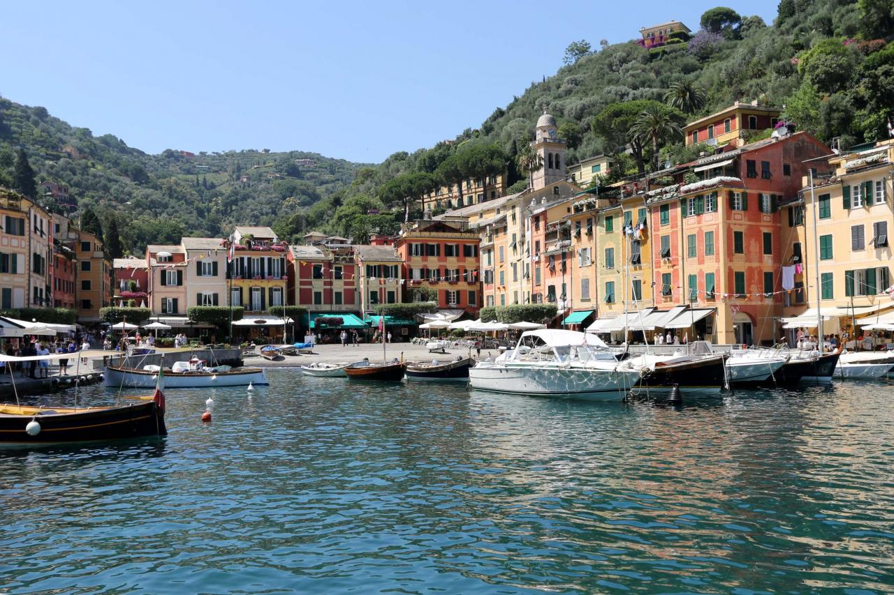 Le petit port de Portofino prend des airs de Saint-Tropez