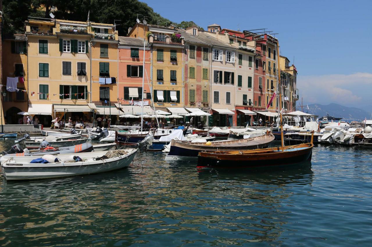 Le petit port de Portofino prend des airs de Saint-Tropez