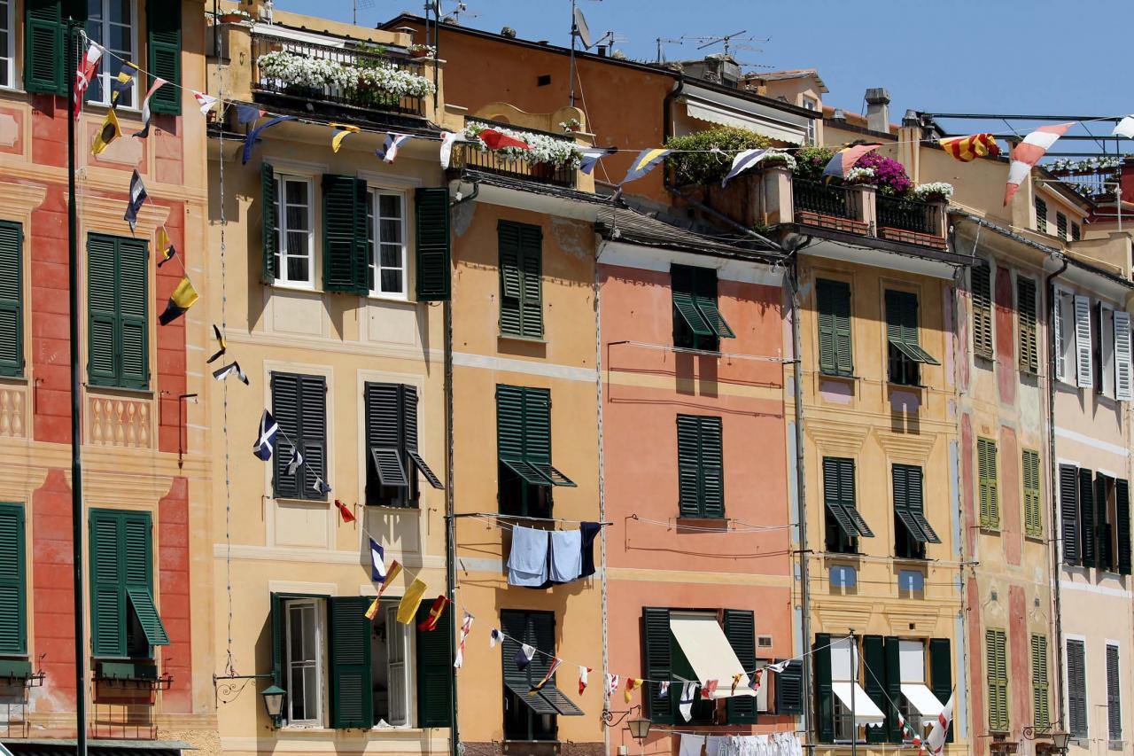 Les façades colorées et peintes en trompe l'oeil font le charme de ce port