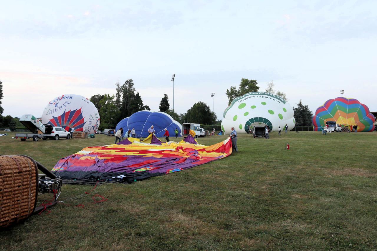 Préparation des ballons avant l'envol entre 5h30 et 6h du matin !!